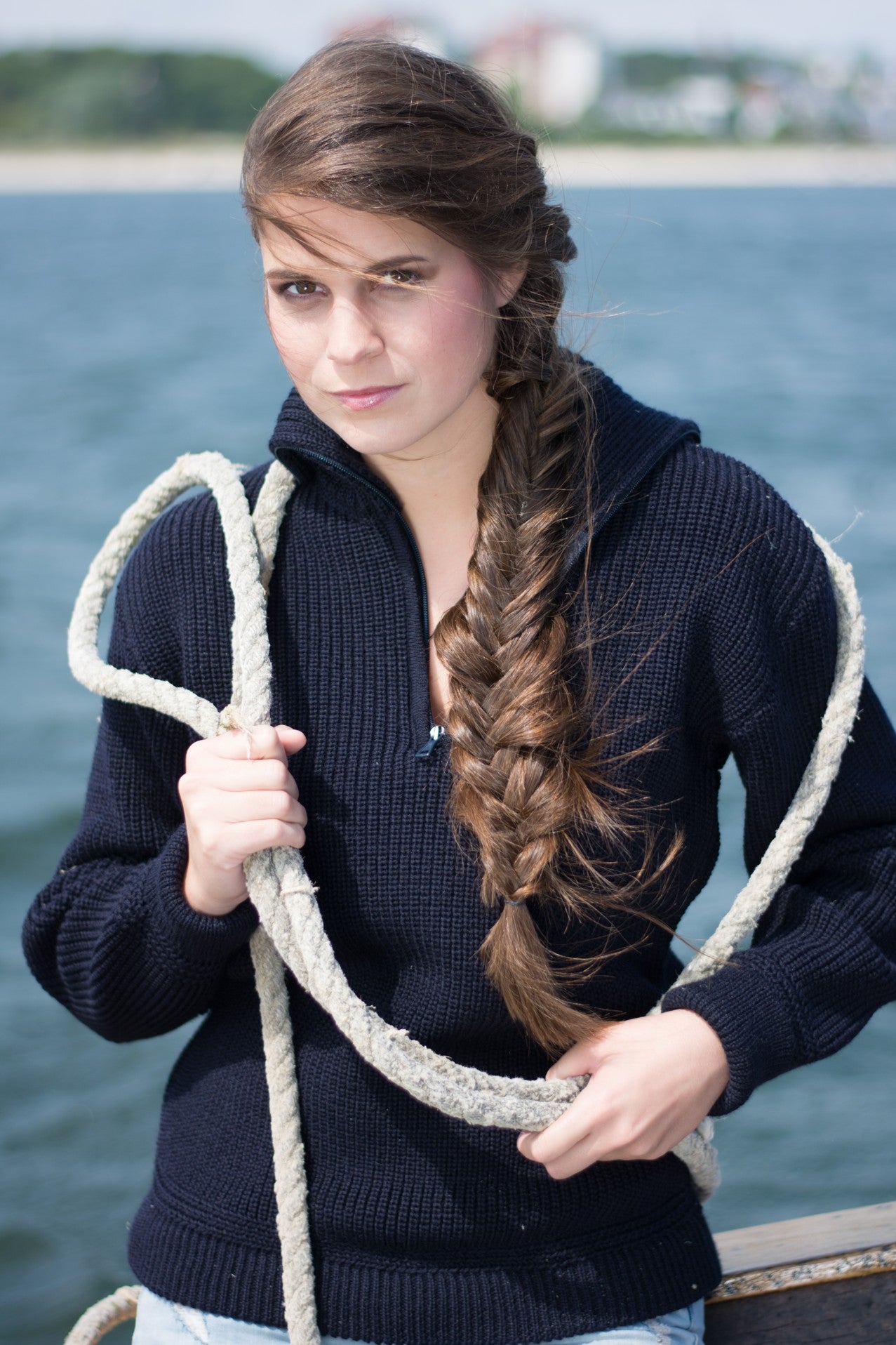 Junge Frau im Marineblauen Troyer aus Merinowolle von Blauer Peter – maritimer Look