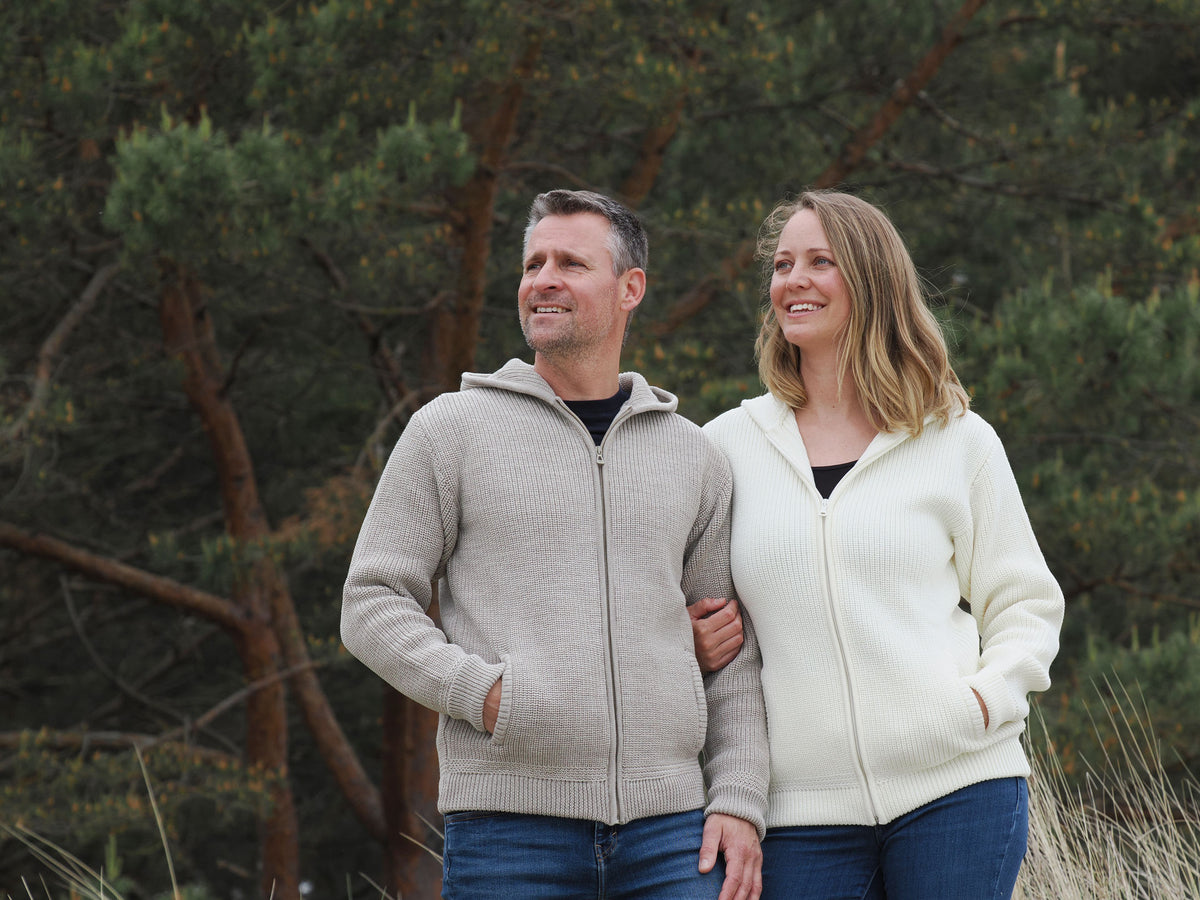 Pärchen mit Kapuzen-Troyer-Jacken im Wald