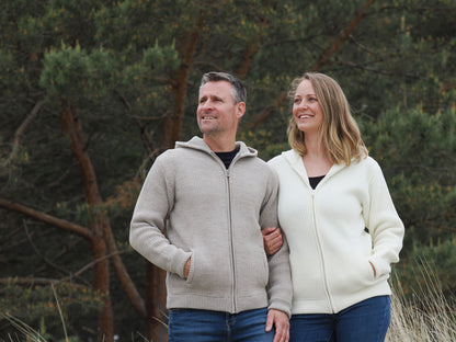 Pärchen mit Merino-Kapuzen-Troyer-Jacke in den Dünen