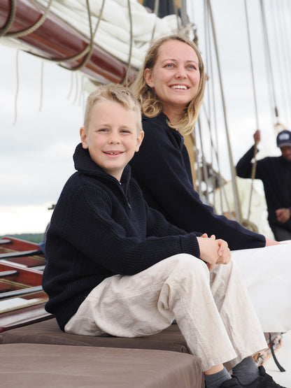 Mutter und Sohn in blauen Troyern von Blauem Peter auf einem Segelboot