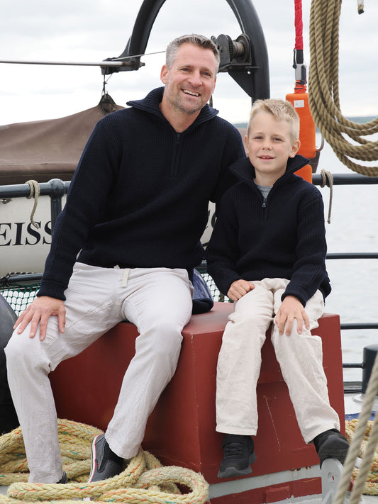 Mann mit Sohn an Deck eines Segelschiffes