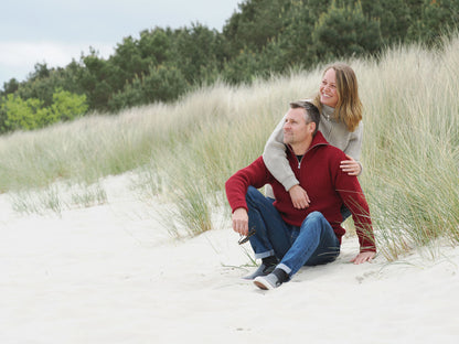 verliebtes Pärchen in den Dünen mit Troyern schaut aufs Meer
