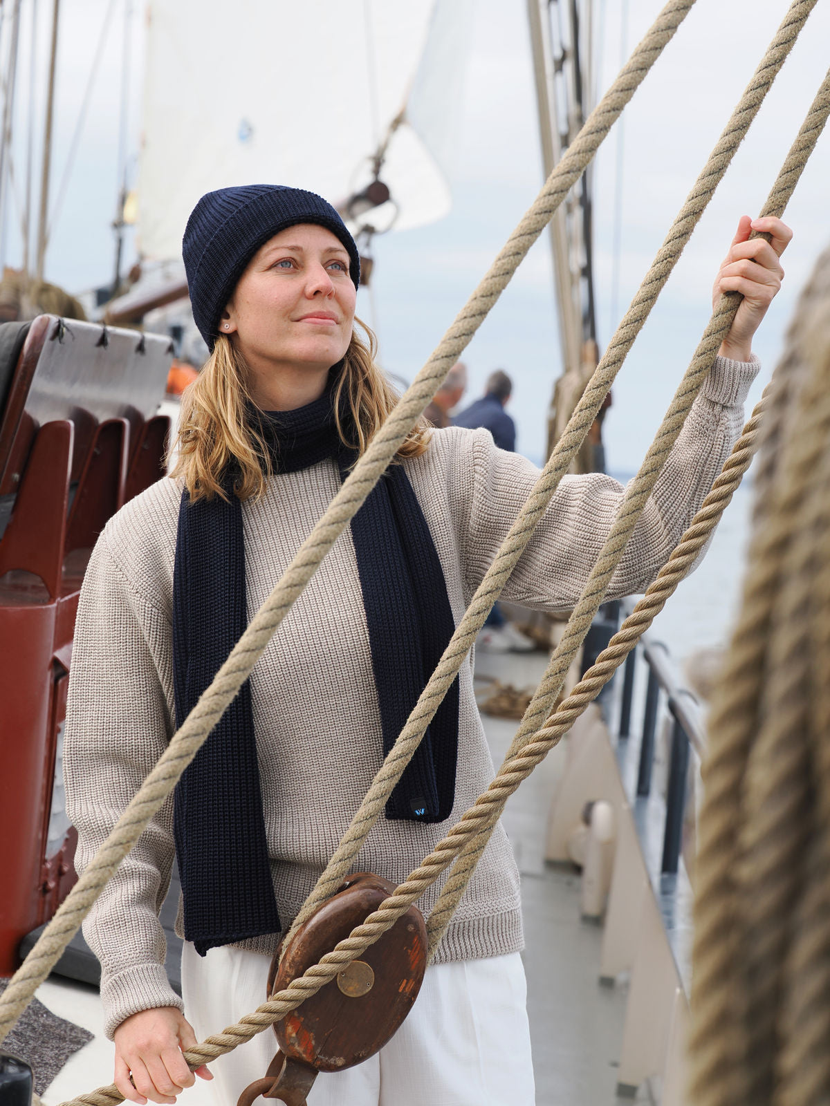 Frau mit Strickmütze und Schal von Blauer Peter in der Takelage