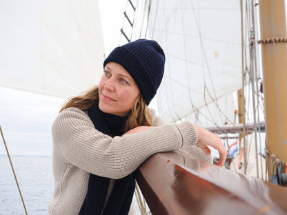 Frau Mit Strickmütze und Schal verträumt an Deck