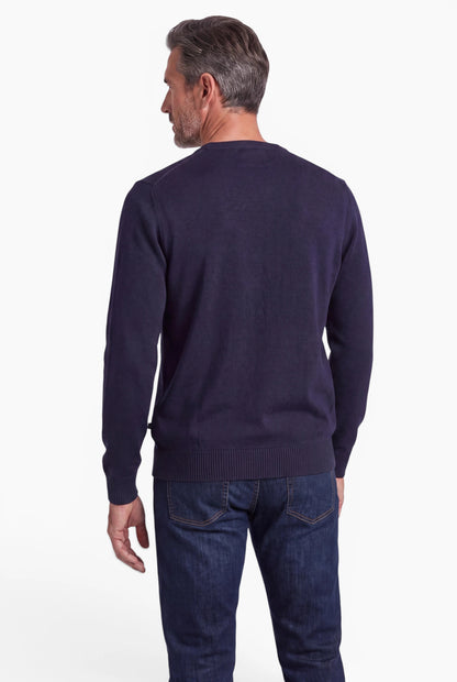 Mann mit Merino-V-Pulli von hinten vor weißem Hintergrund