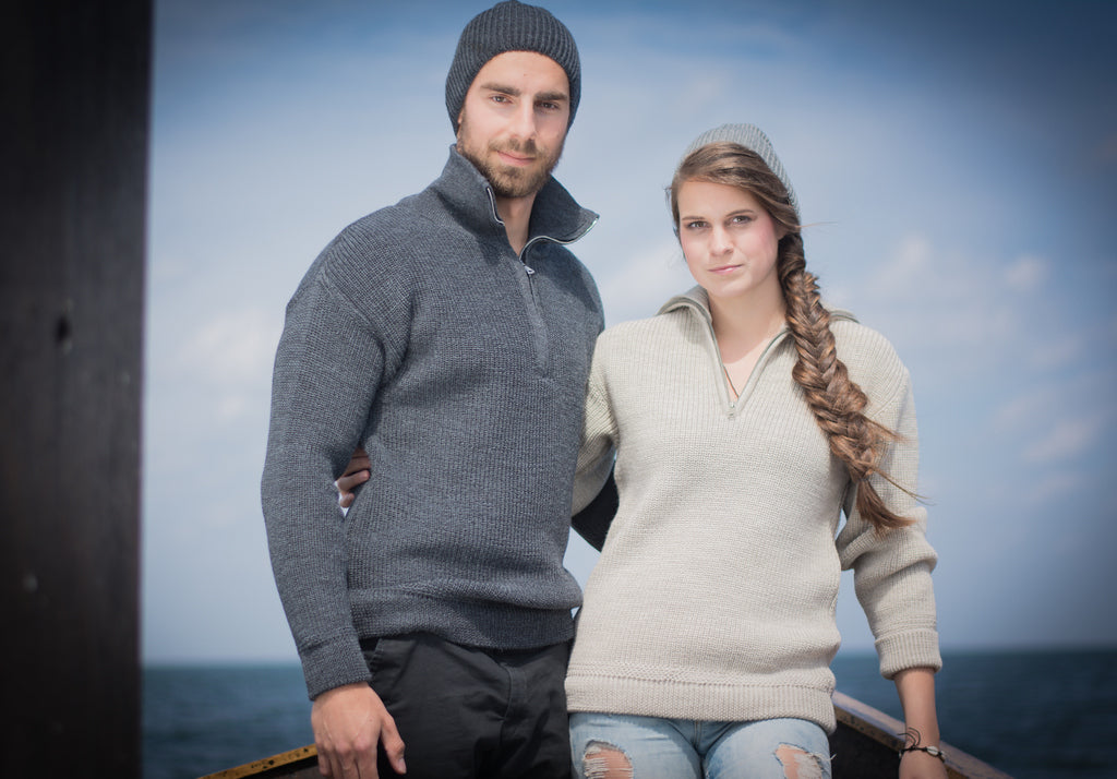 Paar in maritimer Outdoor-Mode von Blauer Peter – Troyer und Strickmütze aus Merinowolle am Ostseestrand