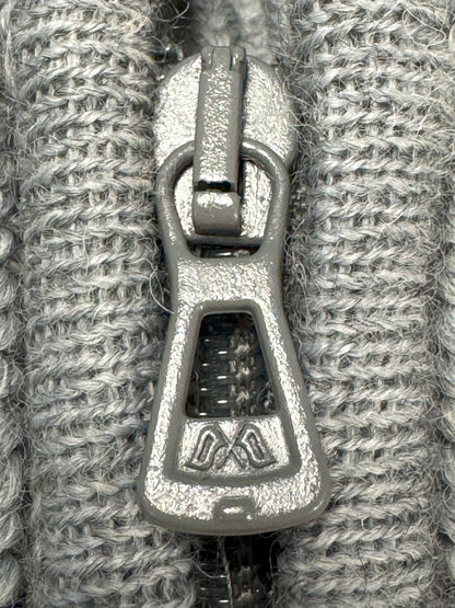 Nahansicht auf den Reißverschluß mit Blauer Peter-Logo