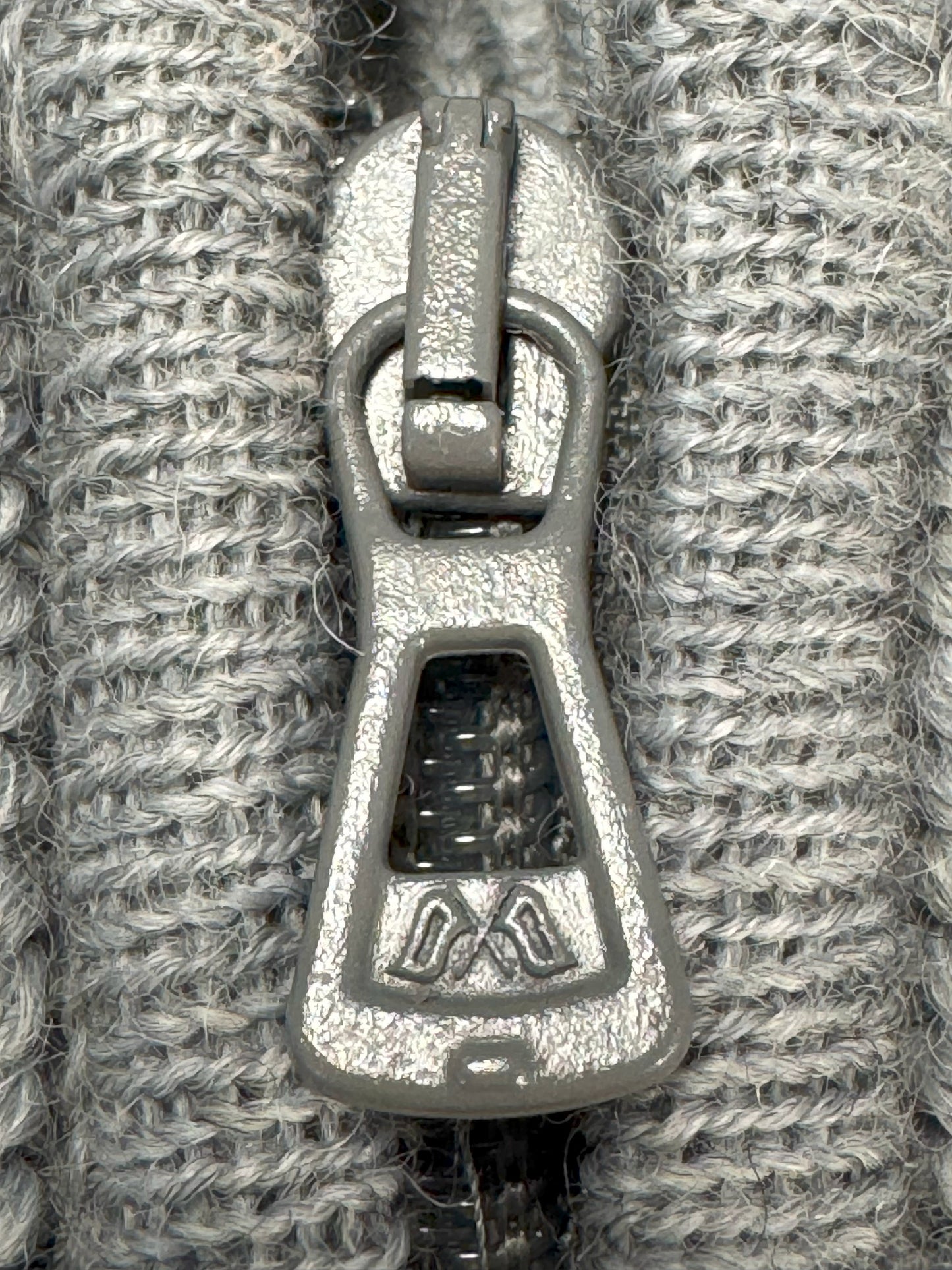 Detailbild des Reißverschlusses mit Blauer Peter-Logo