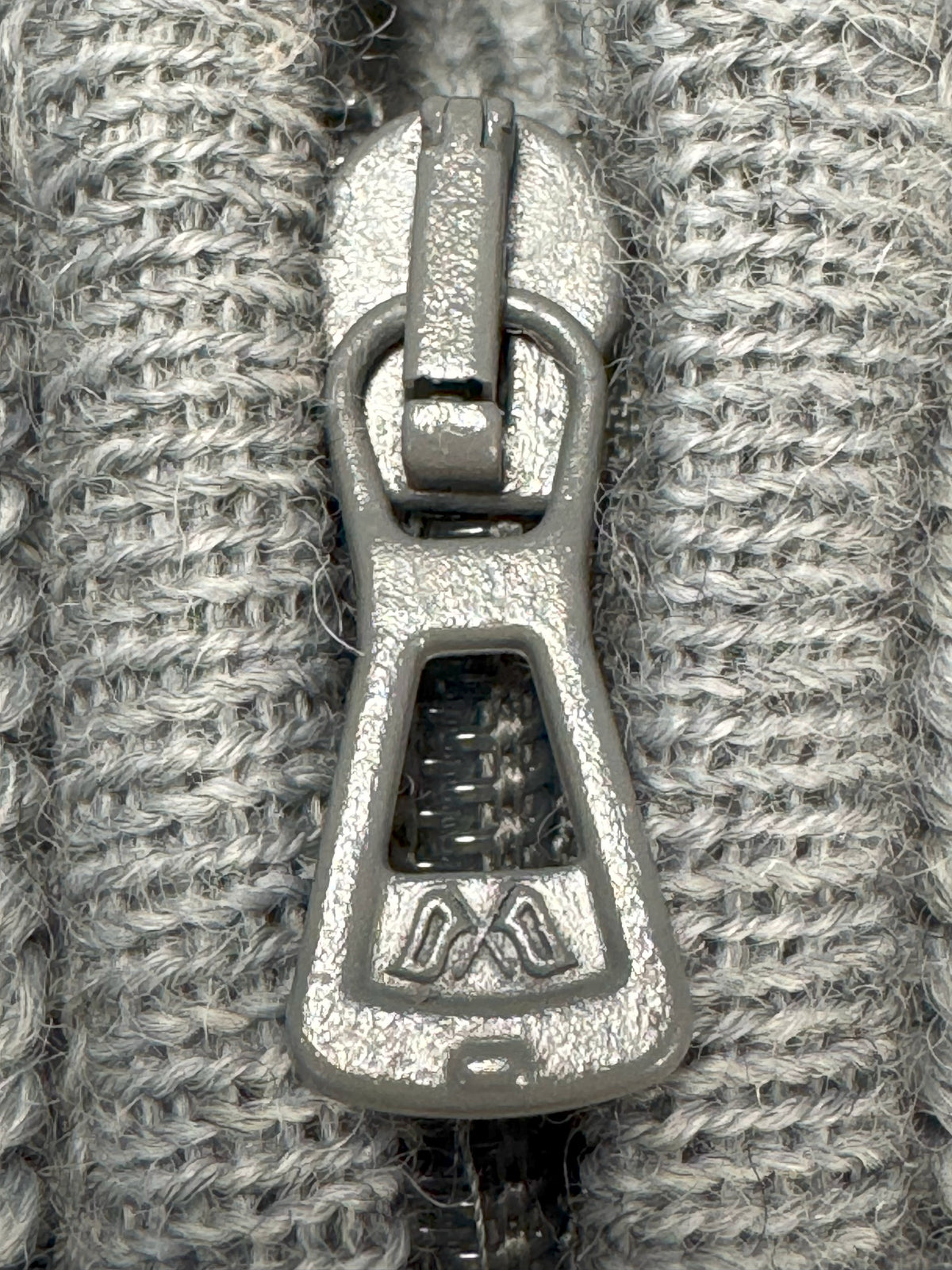 Detailbild des Reißverschlusses mit Blauer Peter-Logo
